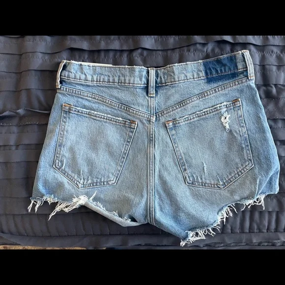 NWT- Abercrombie high rise mom shorts light ripped wash size 28 - Picture 2 of 2